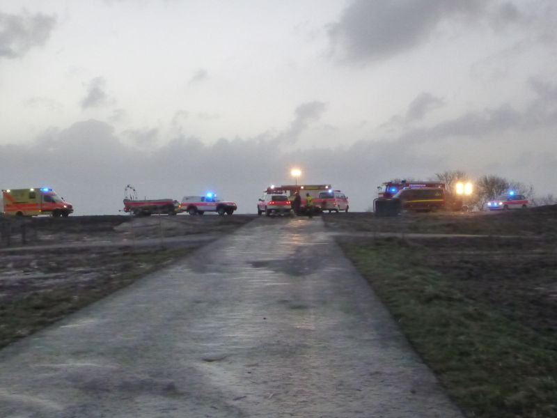 Einsatzfahrzeuge auf Deich im Morgengrauen (c)M. Felske
