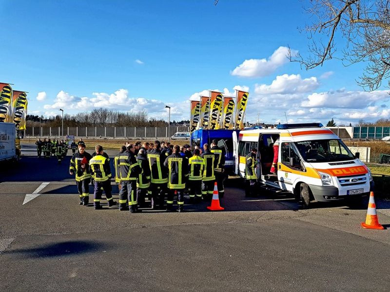 Einsatzkräfte der Feuerwehr im Bereitstellungsraum (Quelle: THW Simmern)