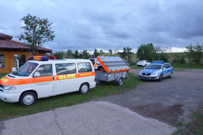 Einsatzkräfte im Yachthafen