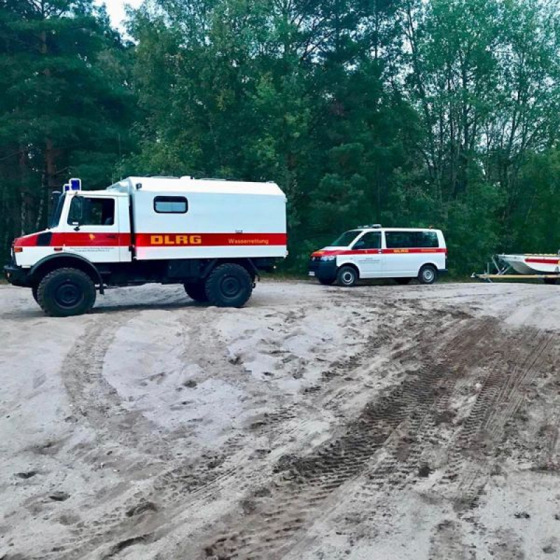 Fahrzeuge an der Einsatzstelle am Heye-See bei Husum im Landkreis Nienburg