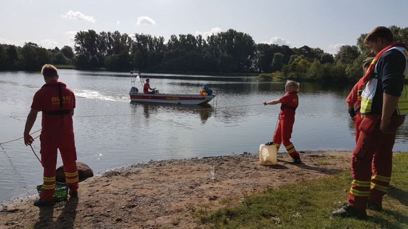 Die DLRG-Kräfte aus Nienburg, Rehburg-Loccum und Uchte suchten mit Tauchern und Sonarbooten nach dem vermissten Angler.