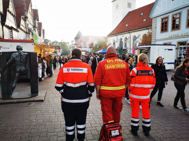 Ersthelfer verschiedener Hilfsorganisationen zusammen als EVT