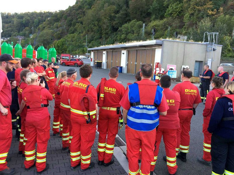 Einsatzbesprechung mit Einsatzkräften des EA 5 - Wasserrettung (Quelle: DLRG Bad Salzig/Hofmann)