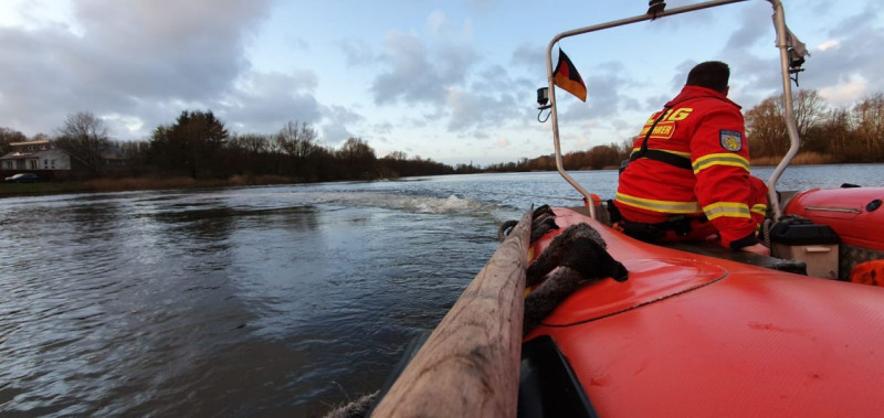 Motorrettungsboot mit geschlepptem Baum