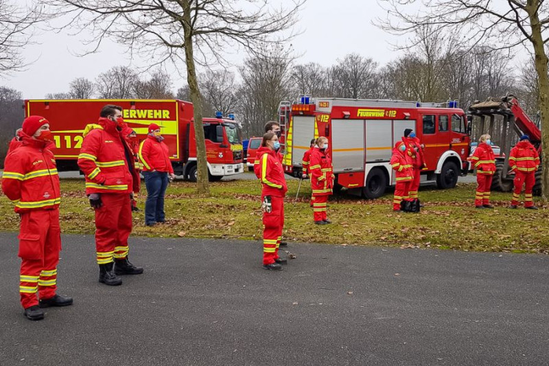 Einweisung der Einsatzkräfte an der Heidmark-Halle. Foto: DLRG Fallingbostel/jhm