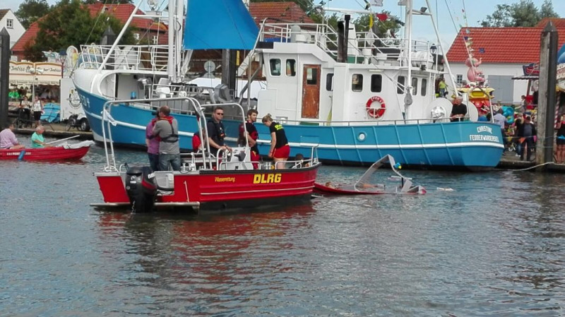Ein Papierboot ist gesunken.
(c) L. Schmidt