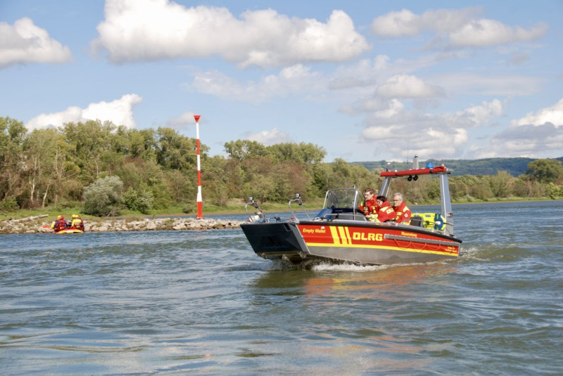 Bootsbesatzung beim Abfahren des Rheinabschnitts während der Bezirksübung.