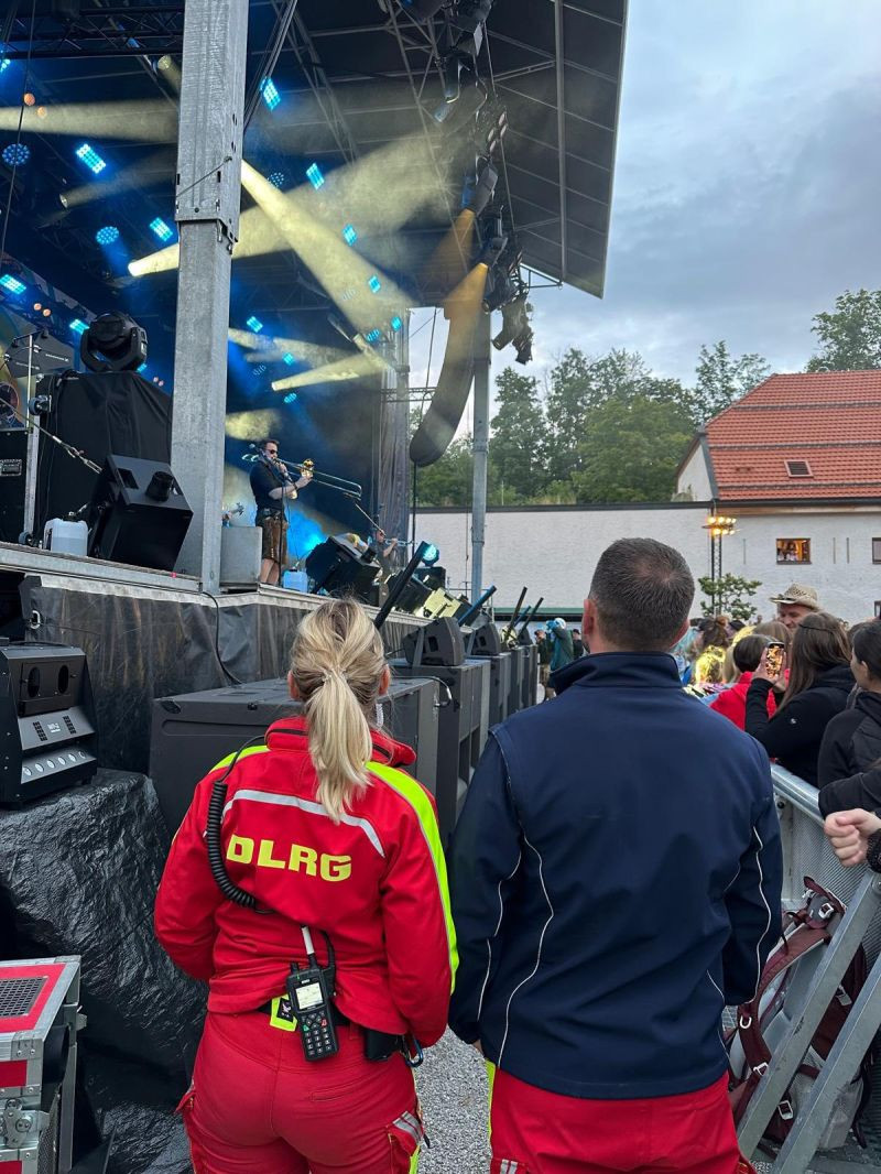 DLRG Sanitäterin und Notarzt vor der Bühne
