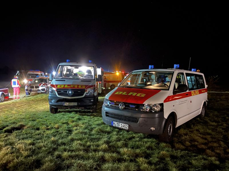 Einsatzfahrzeuge der DLRG München-Mitte bei einem Nachteinsatz | Symbolbild