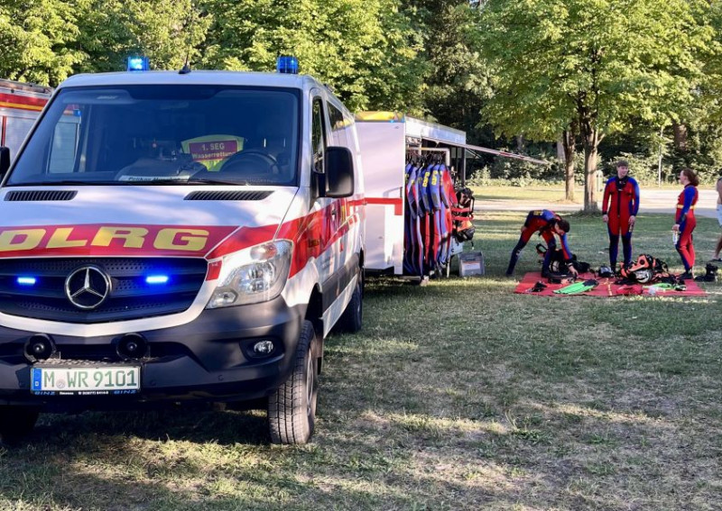 Einsatzfahrzeug der DLRG München-Mitte mit Einsatztaucher:innen am Lußsee