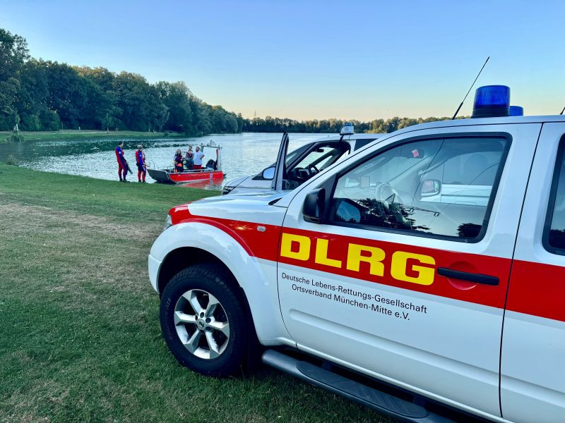 Einsatzfahrzeug der DLRG München-Mitte mit Boot der Wasserwacht Unterföhring