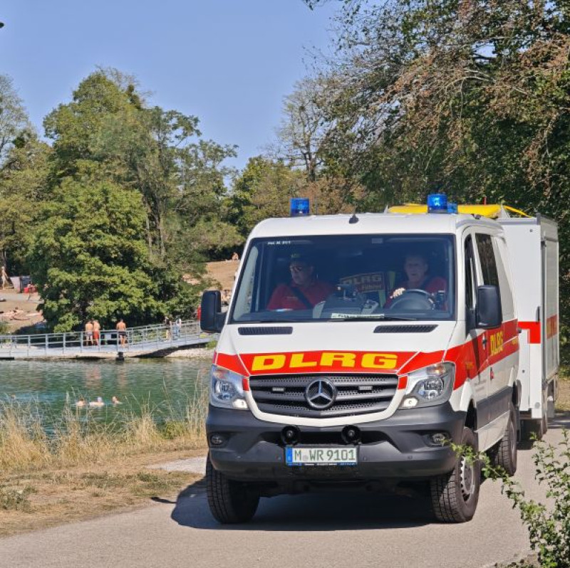 Einsatzfahrzeug der DLRG München-Mitte auf Alarmfahrt
