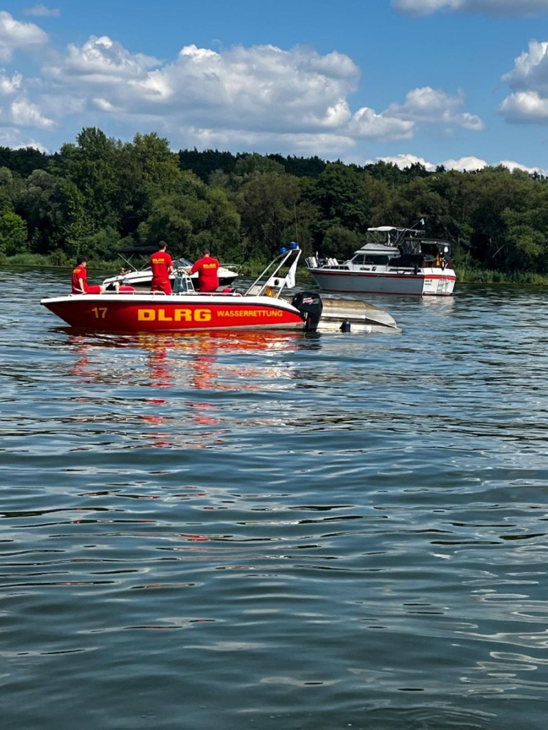 Rettungsboot 17 sichert das gekenterte Boot
