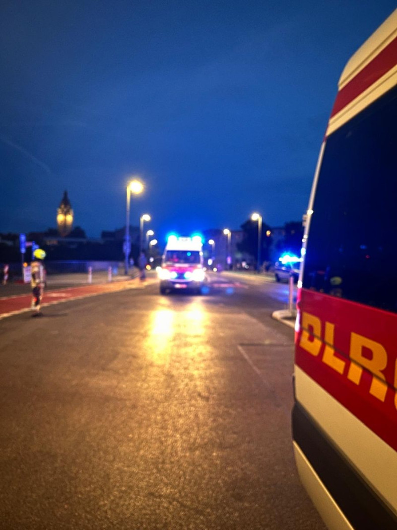 Einsatzfahrzeuge der DLRG auf der Caprivibrücke