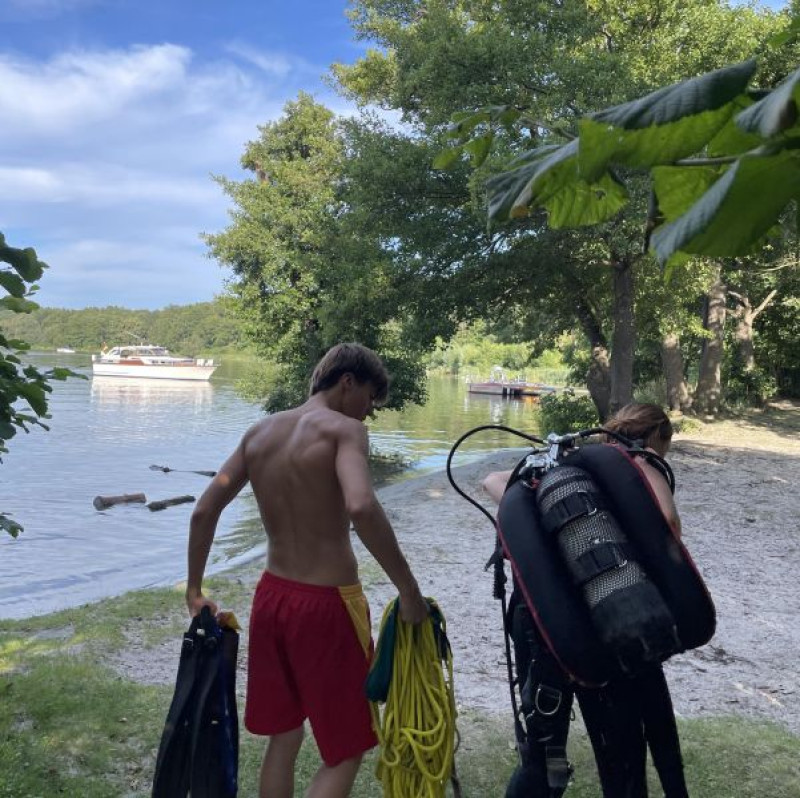 Signalmann und Einsatztaucherin verlassen die Einsatzstelle