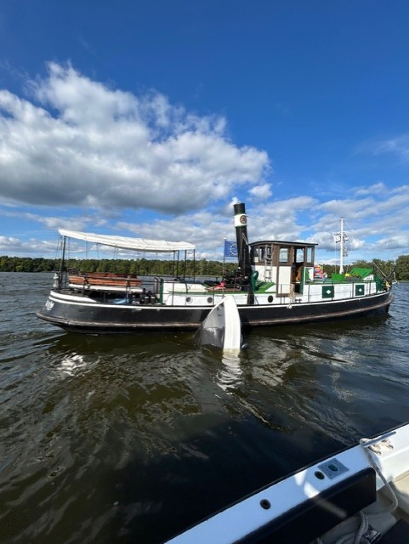 Gesunkenes Boot wird stabilisiert