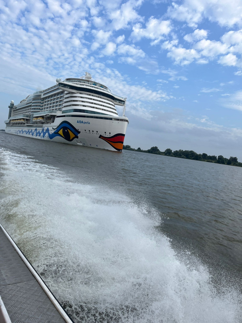 AIDA Perla auf der Elbe