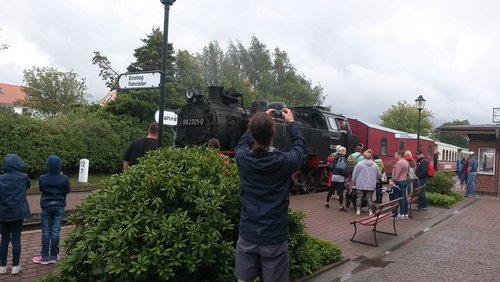 Alte Eisenbahn im Bahnhof.