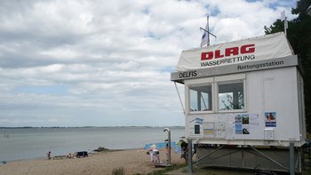 DLRG-Wache am Strand.