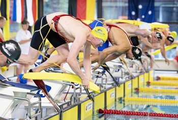 Rettungssportler beim Sprung ins Becken.
