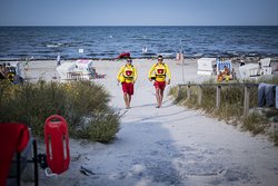 Zwei Wachgänger am Strand.