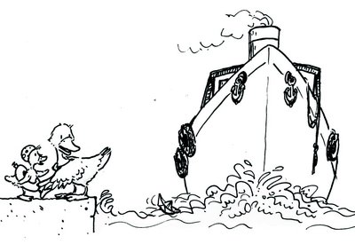 Eine Ente hält ihre Kinder vom Wasser fern, durch das ein großes Schiff fährt. Zum Ausmalen.