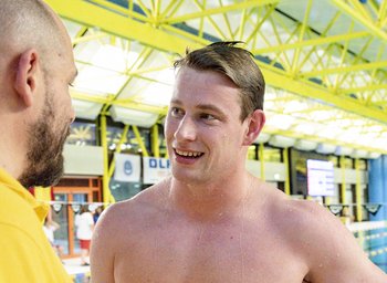 Rettungssportler im Gespräch.