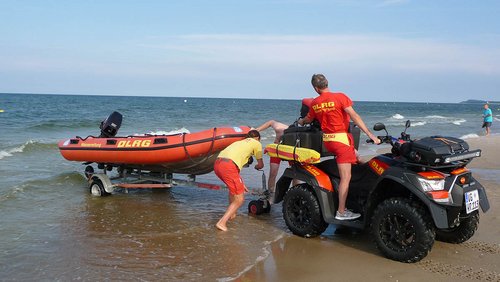 DLRG-Boot wird ins Meer gelassen.