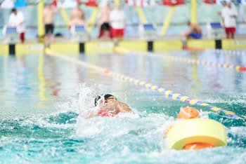 Rettungsschwimmer im Becken.