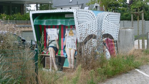 Trafohäuschen, bemalt wie ein Strandkorb.