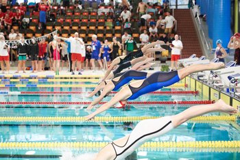 Rettungssportler beim Wettkampfstart.