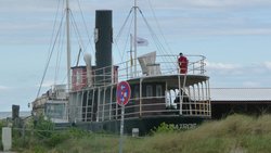 Zum Wachturm umfunktioniertes Boot mit Rettungsschwimmer.