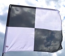 schwarz-weiß geviertelte Flagge