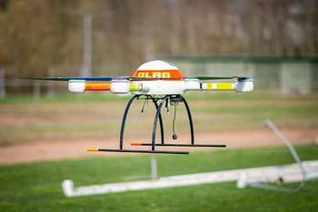 Drohne mit DLRG Logo schwebt gerade in der Luft