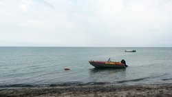 Das Meer mit einem DLRG-Boot und einer Trampolininsel.