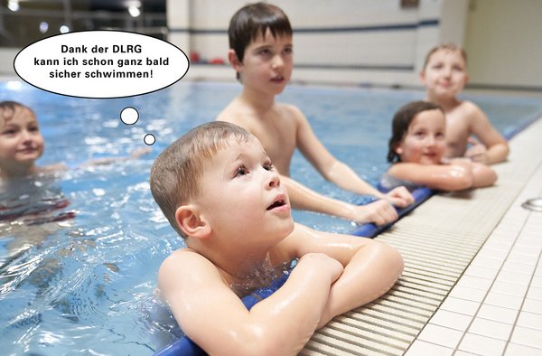 Kinder im Wasser am Beckenrand 