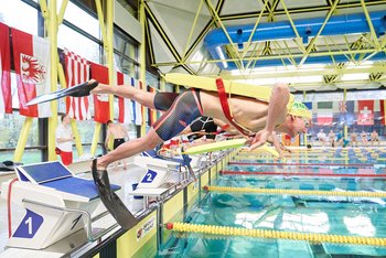 Rettungsschwimmer beim Kopfsprung ins Becken.