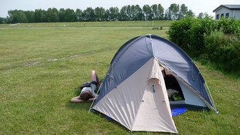 Ein Zelt auf einer Wiese.