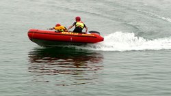 Rettungsschwimmer im fahrenden Boot auf dem Meer.