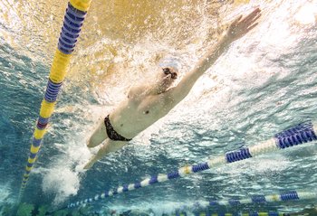 Rettungsschwimmer beim Schwimmen von unten.