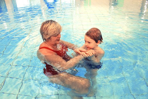 DLRG-Rettungsengel mit ängstlichem Kind im Wasser 