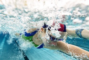 Rettungssportler krault im Becken.