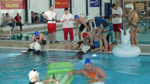 DLRG-Mitglieder beim Vorlauf im Wasser.