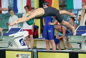 Rettungssportler beim Kopfsprung ins Becken. 