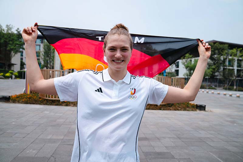 Nina Holt mit der Deutschland-Flagge.