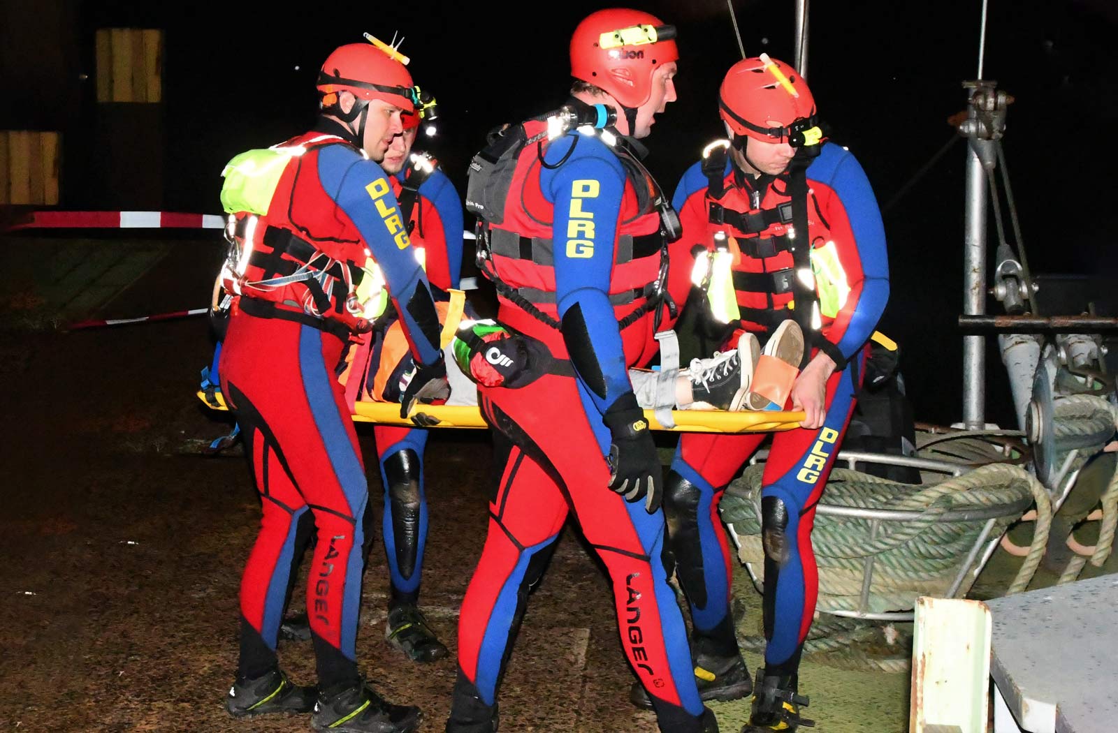 DLRG Strömungsretter während ihres Einsatz bei Hochwasser