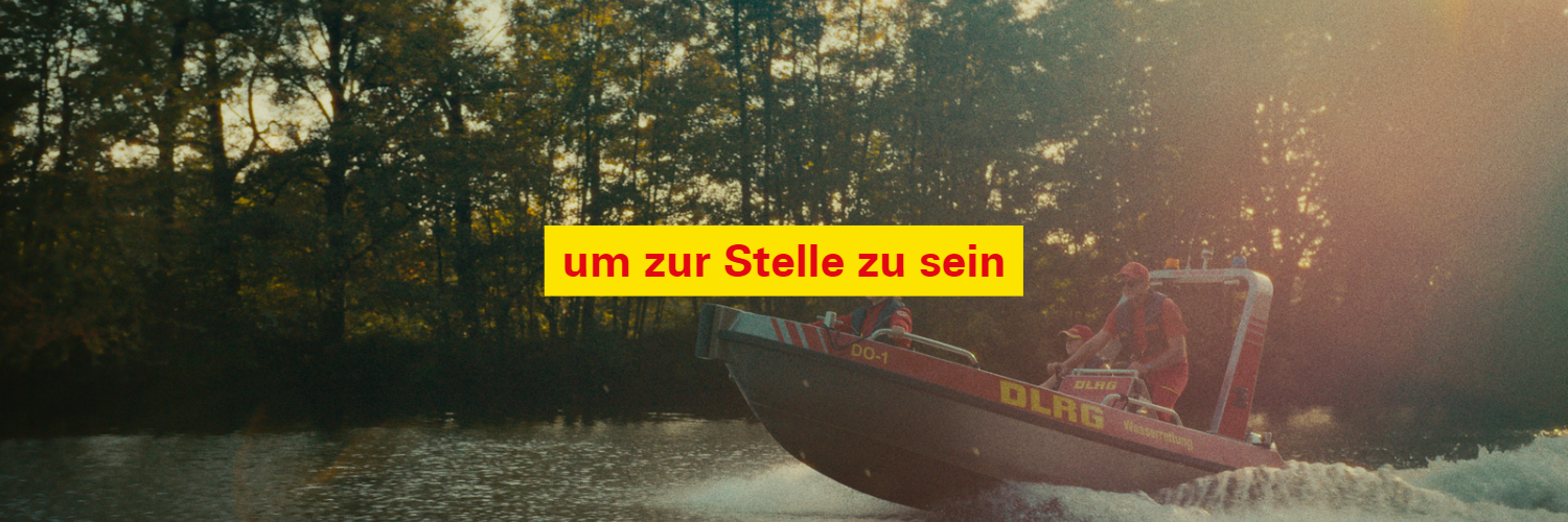 Fotostory Teil 3: DLRG Boot fährt über einen See/Fluss. Text: um zur Stelle zu sein