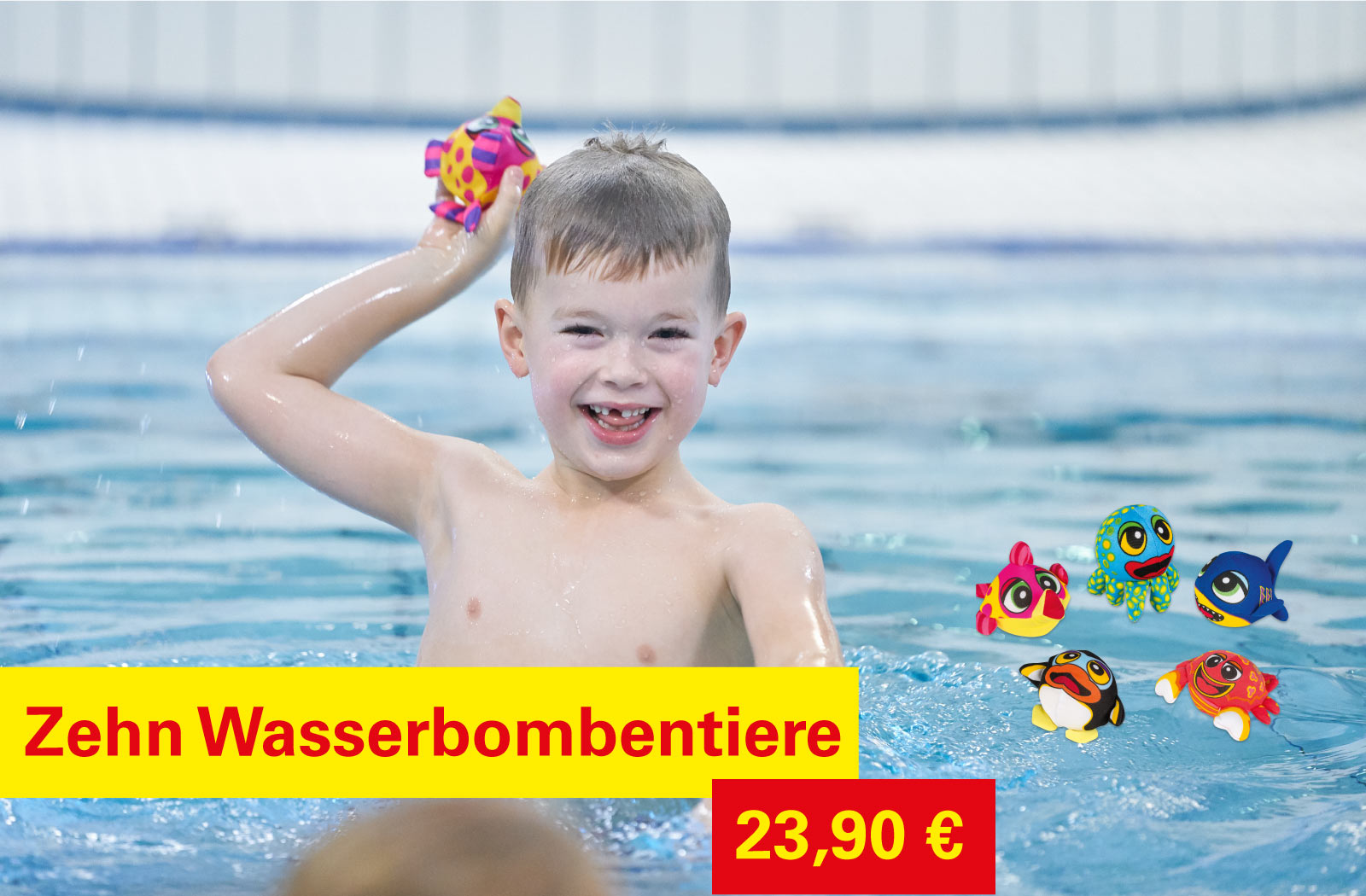 Ein Junge steht im Wasser und ist kurz davor ein Wasserbombentier zu werfen