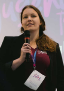 Portrait von Aylin Piontek.